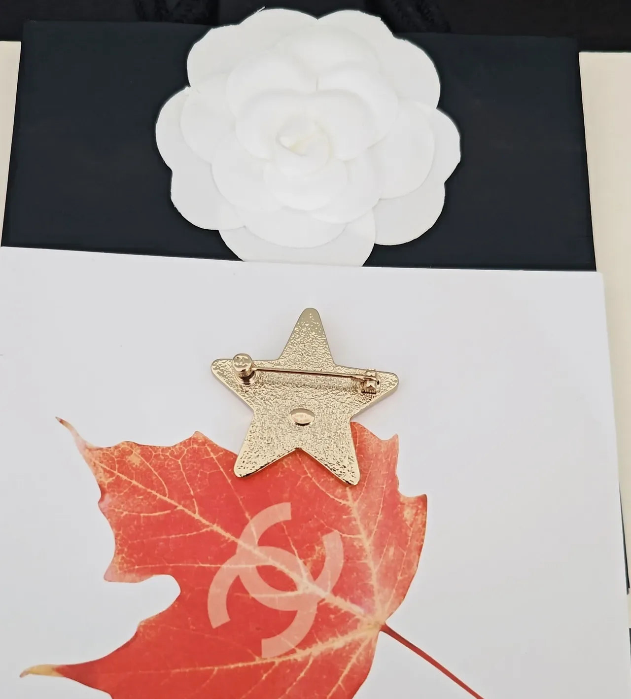 Chanel 星形胸针 黑色搪瓷 金色 CC 水晶 Logo 胸针 2