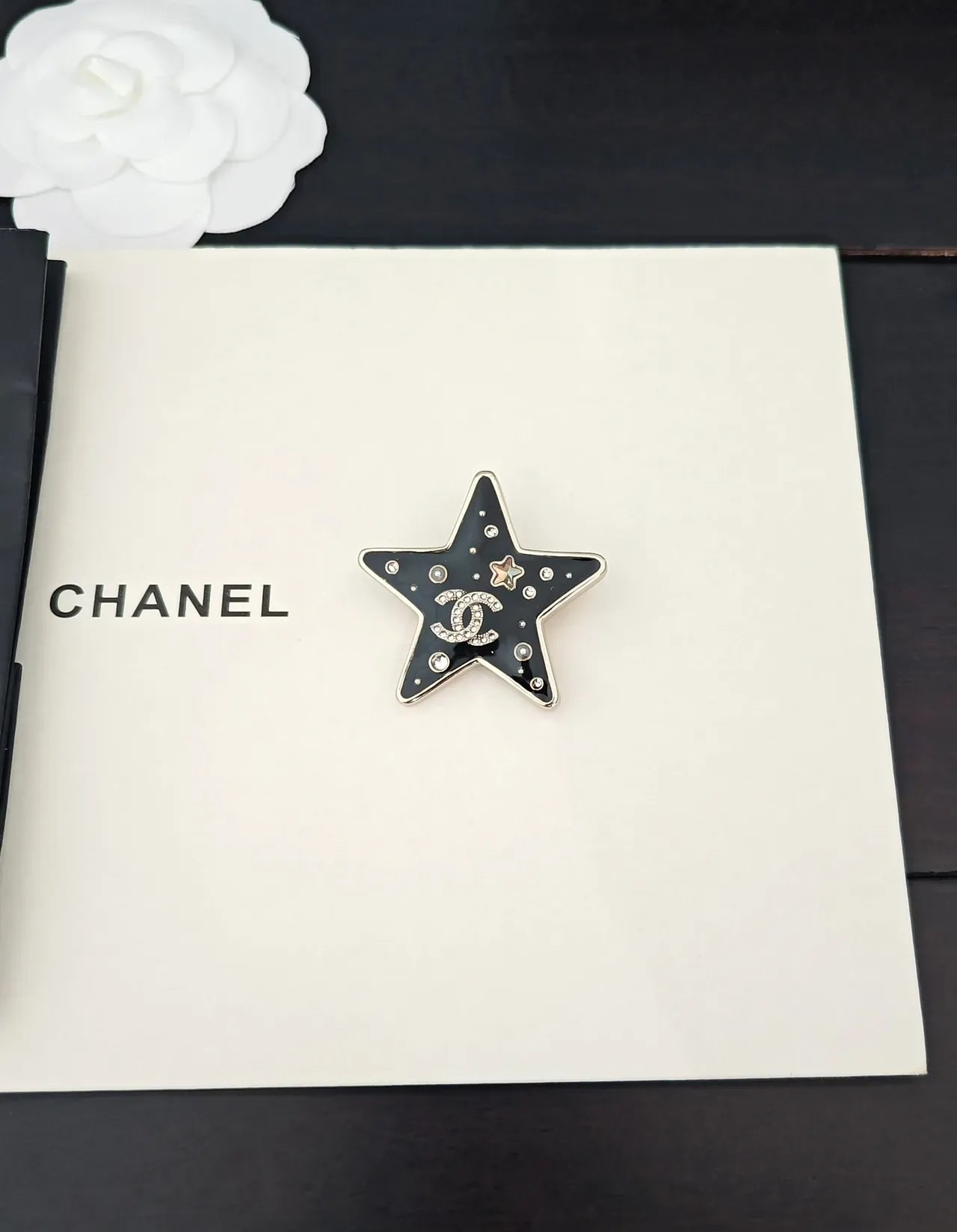 Chanel 星形胸针 黑色搪瓷 金色 CC 水晶 Logo 胸针 4
