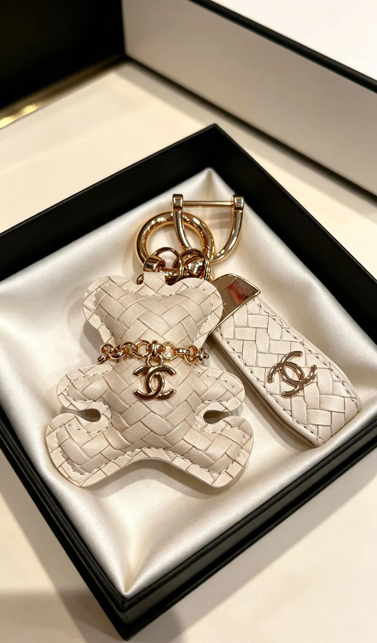 Chanel Teddy Bear Sac à main en cuir matelassé rose doré avec logo Interlocking CC 2