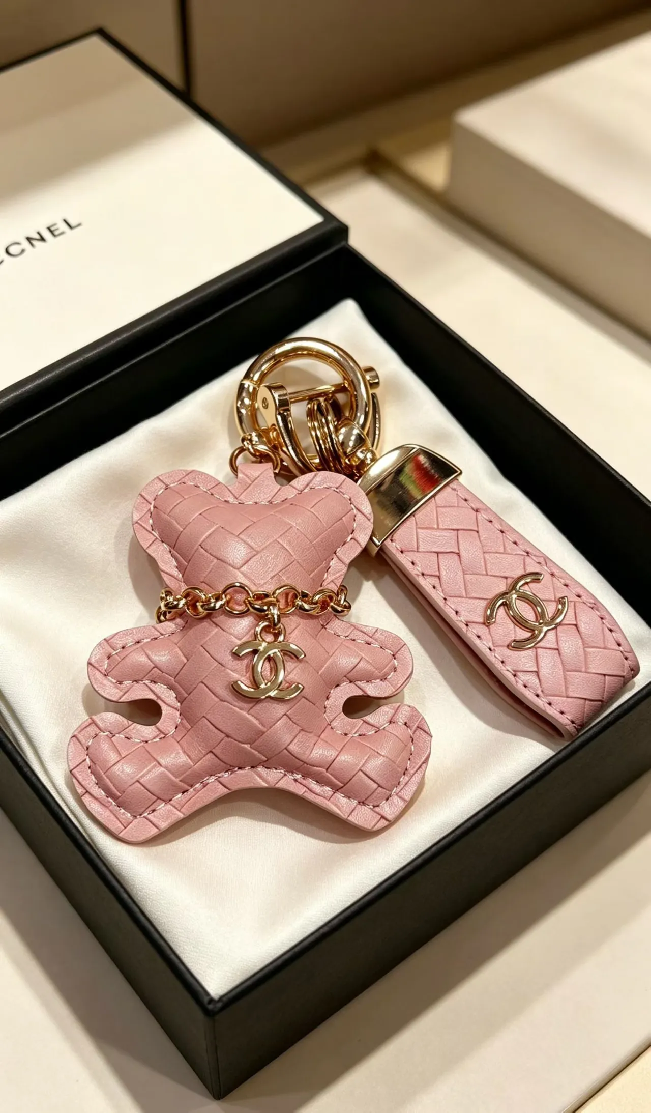 Chanel Teddy Bear Sac à main en cuir matelassé rose doré avec logo Interlocking CC 5