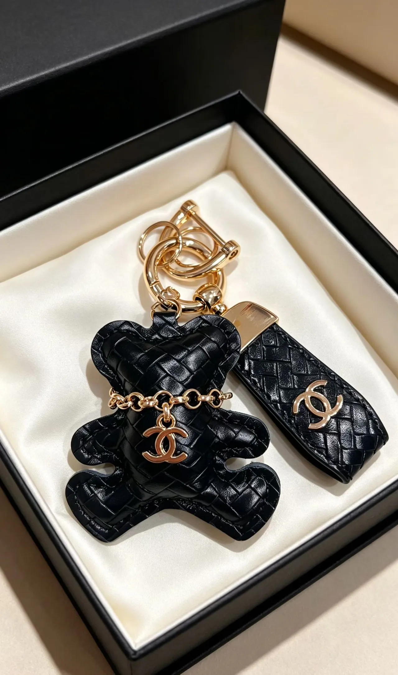Chanel Teddy Bear Sac à main en cuir matelassé rose doré avec logo Interlocking CC 6
