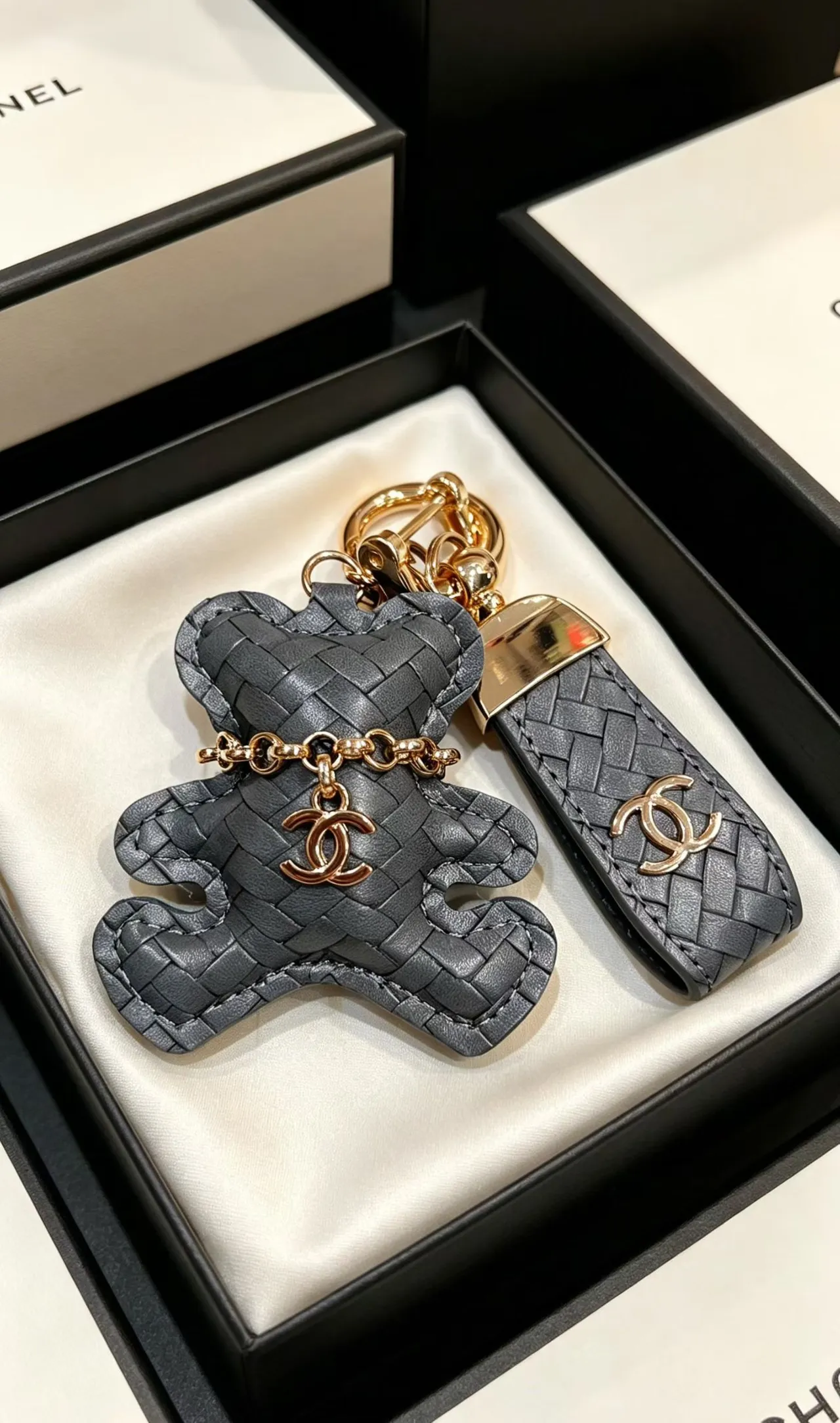 Chanel Teddy Bear Sac à main en cuir matelassé rose doré avec logo Interlocking CC 8