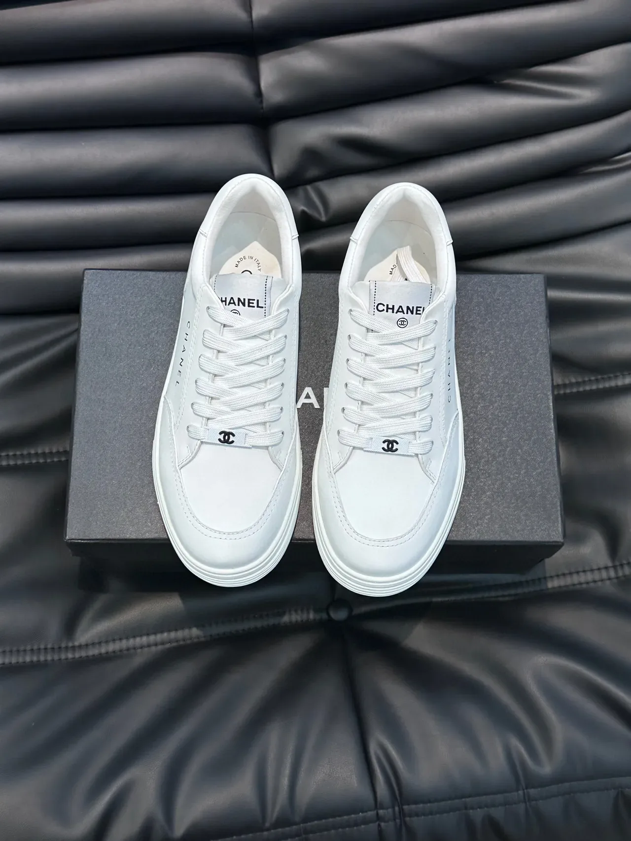Chanel zapatillas lifestyle blancas con parte superior de cuero panelada y branding embossado 2