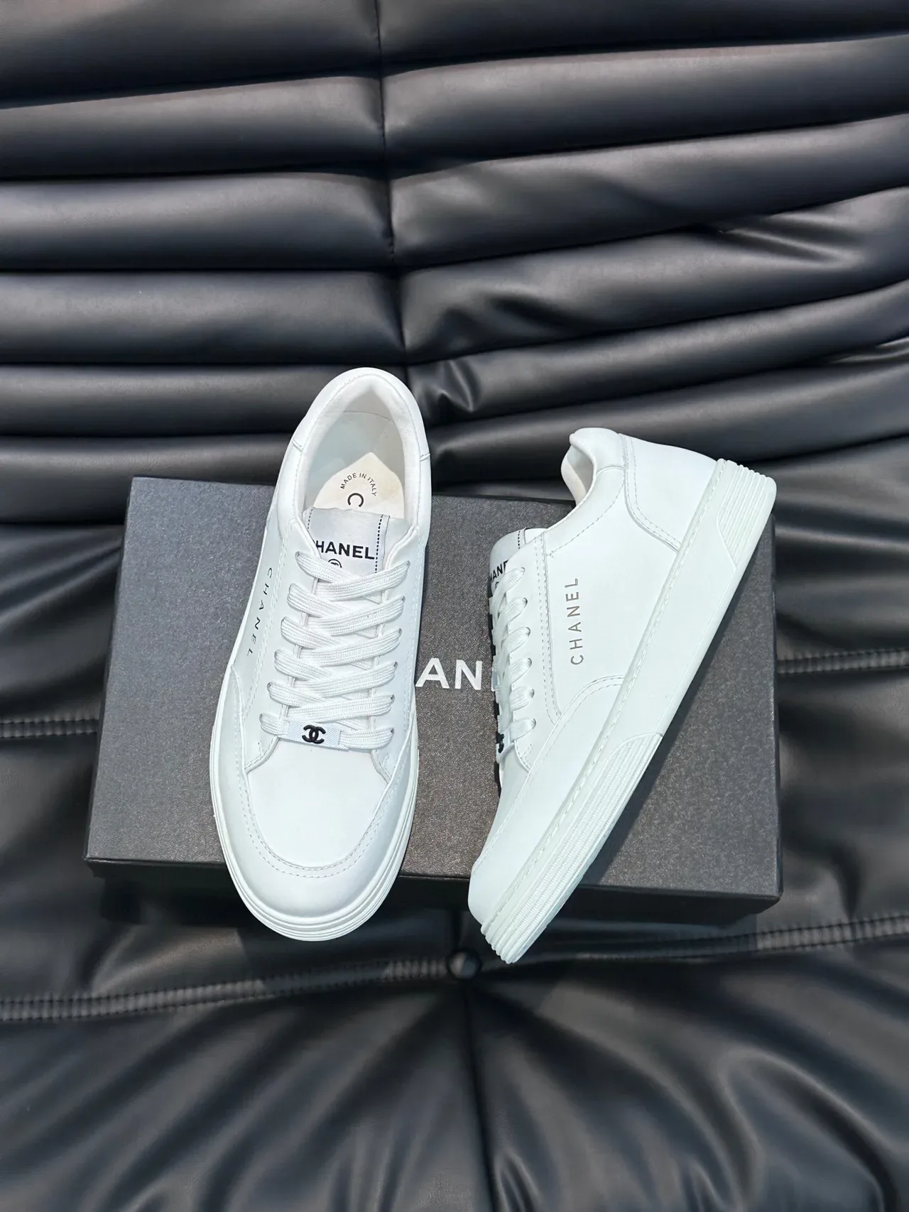 Chanel zapatillas lifestyle blancas con parte superior de cuero panelada y branding embossado 3