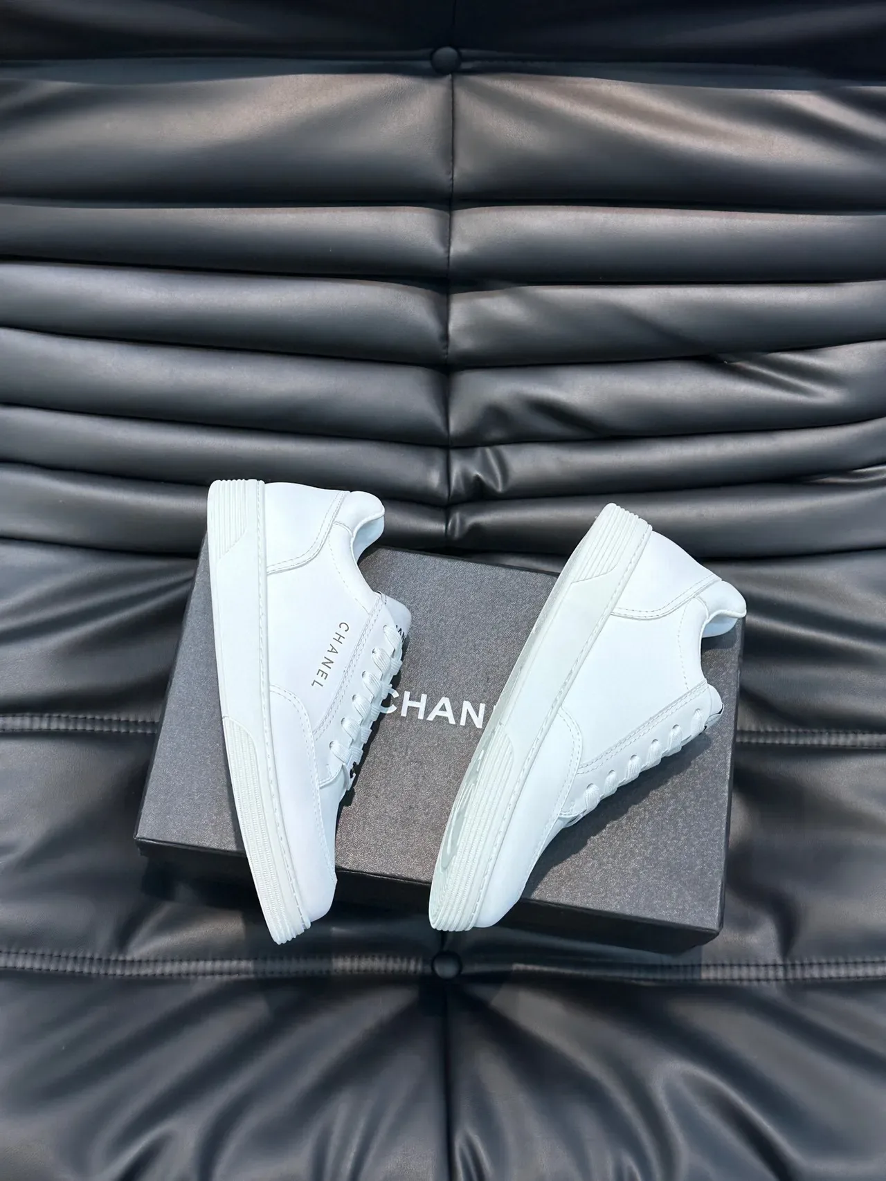 Chanel zapatillas lifestyle blancas con parte superior de cuero panelada y branding embossado 4
