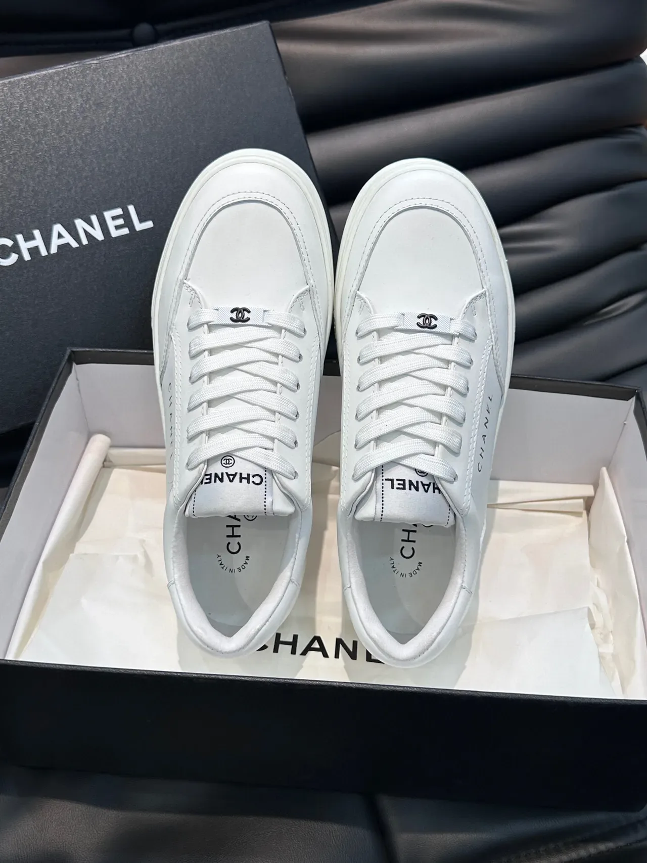 Chanel zapatillas lifestyle blancas con parte superior de cuero panelada y branding embossado 5