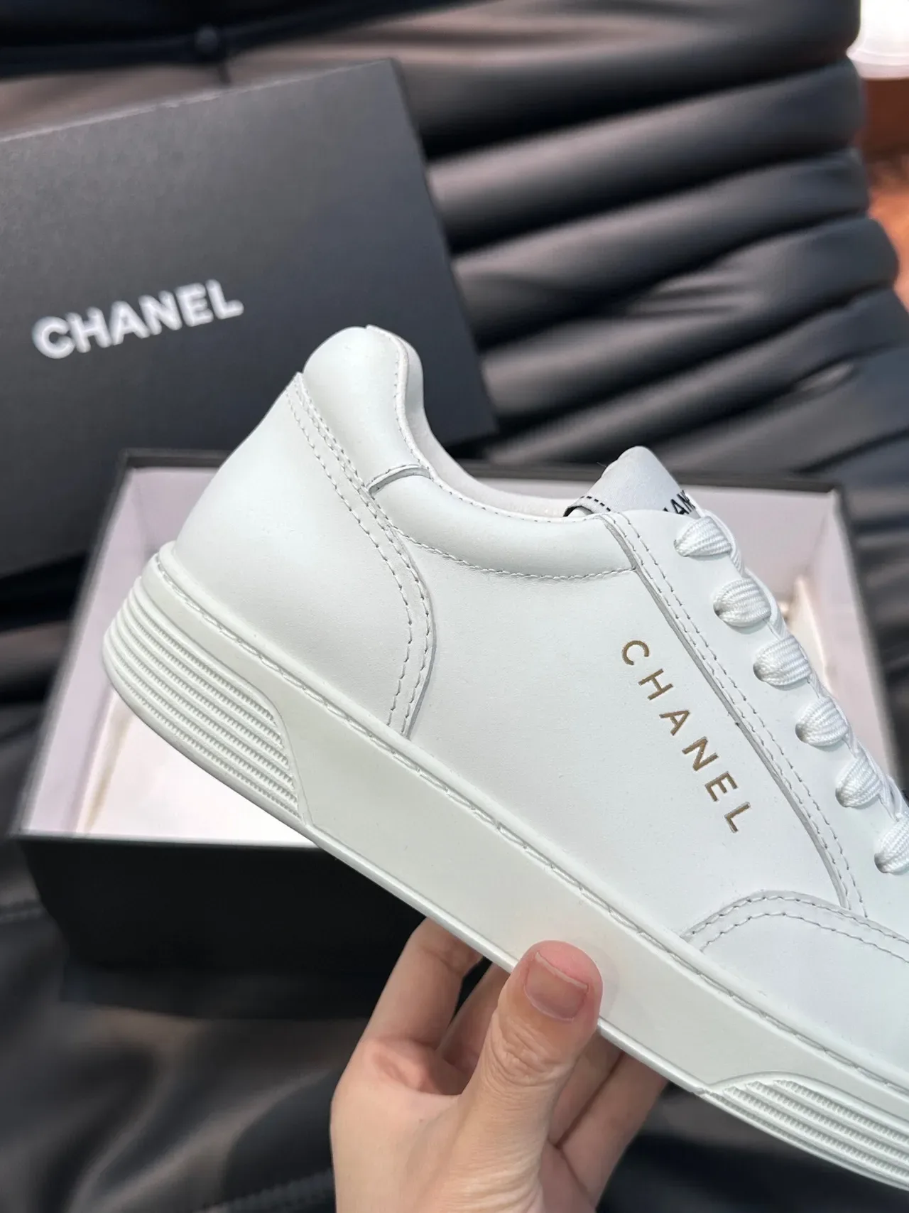 Chanel zapatillas lifestyle blancas con parte superior de cuero panelada y branding embossado 6