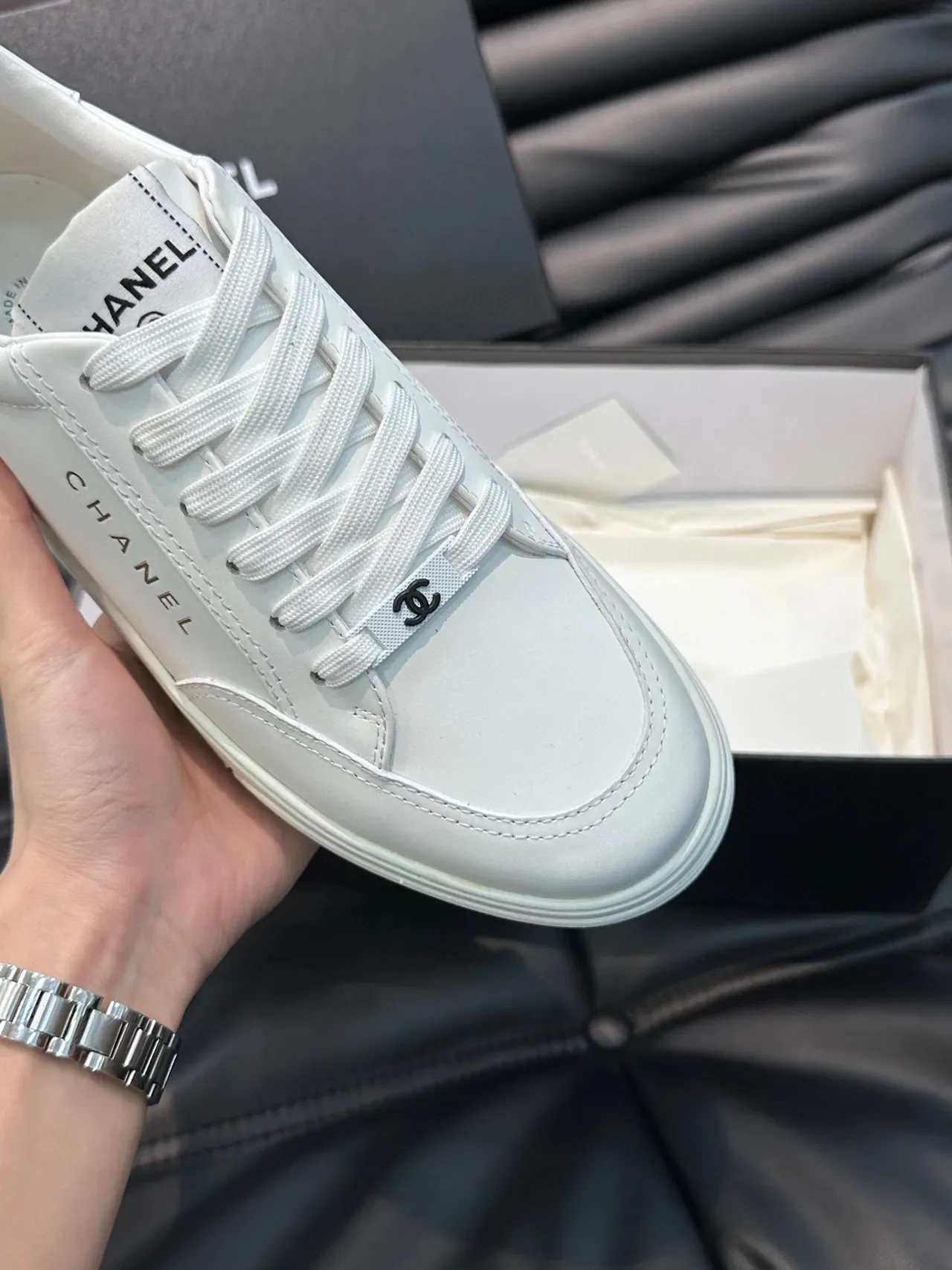 Chanel zapatillas lifestyle blancas con parte superior de cuero panelada y branding embossado 7