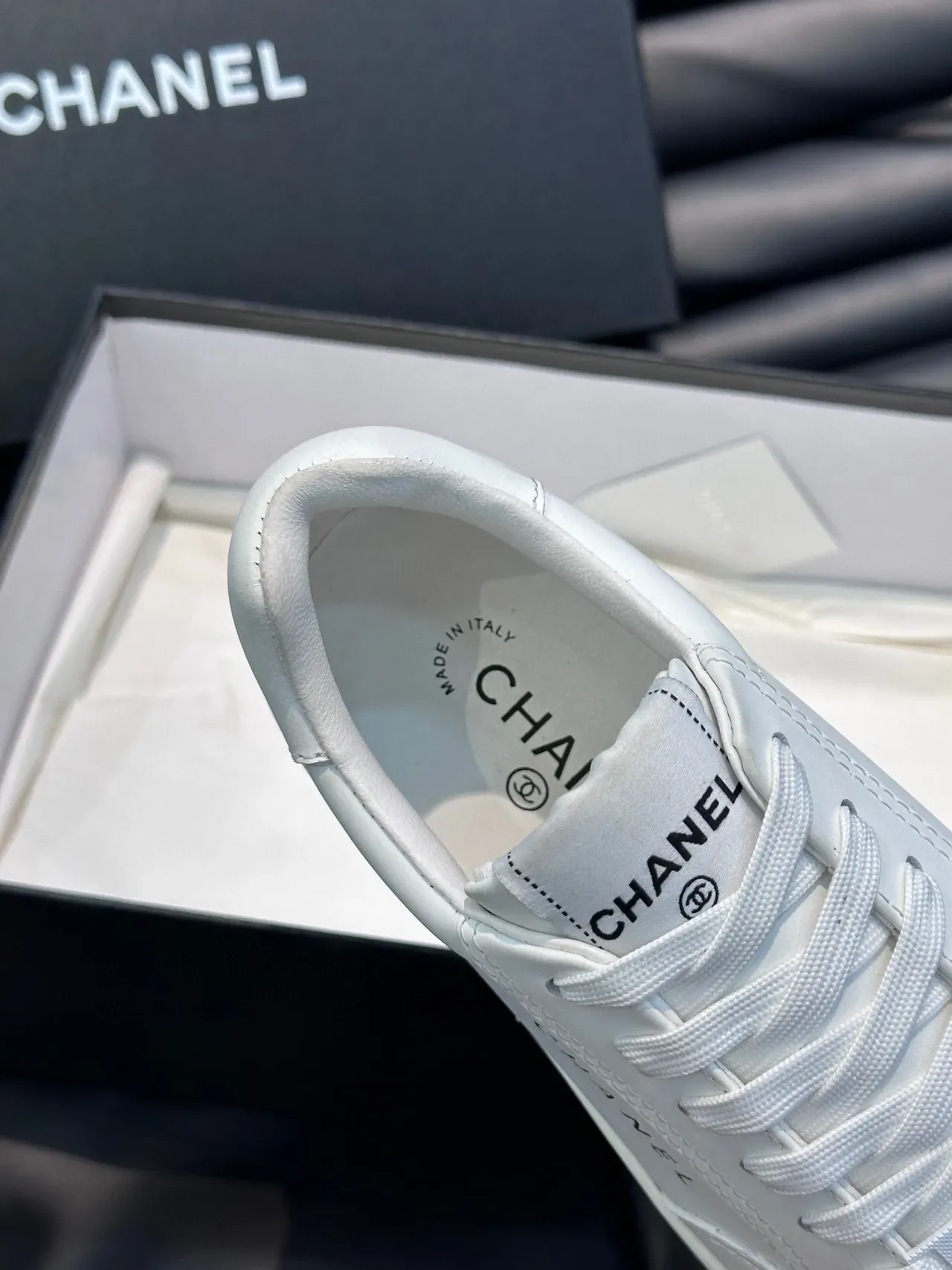 Chanel zapatillas lifestyle blancas con parte superior de cuero panelada y branding embossado 8