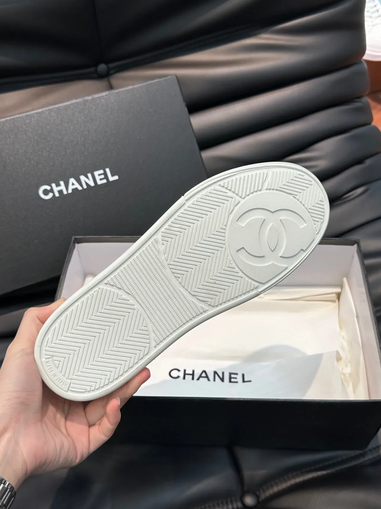 Chanel zapatillas lifestyle blancas con parte superior de cuero panelada y branding embossado 9