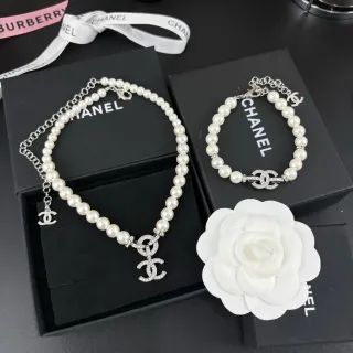 Chanel قلادة أبيضاء فضية لؤلؤ سلسلة متشابكة CC Logo