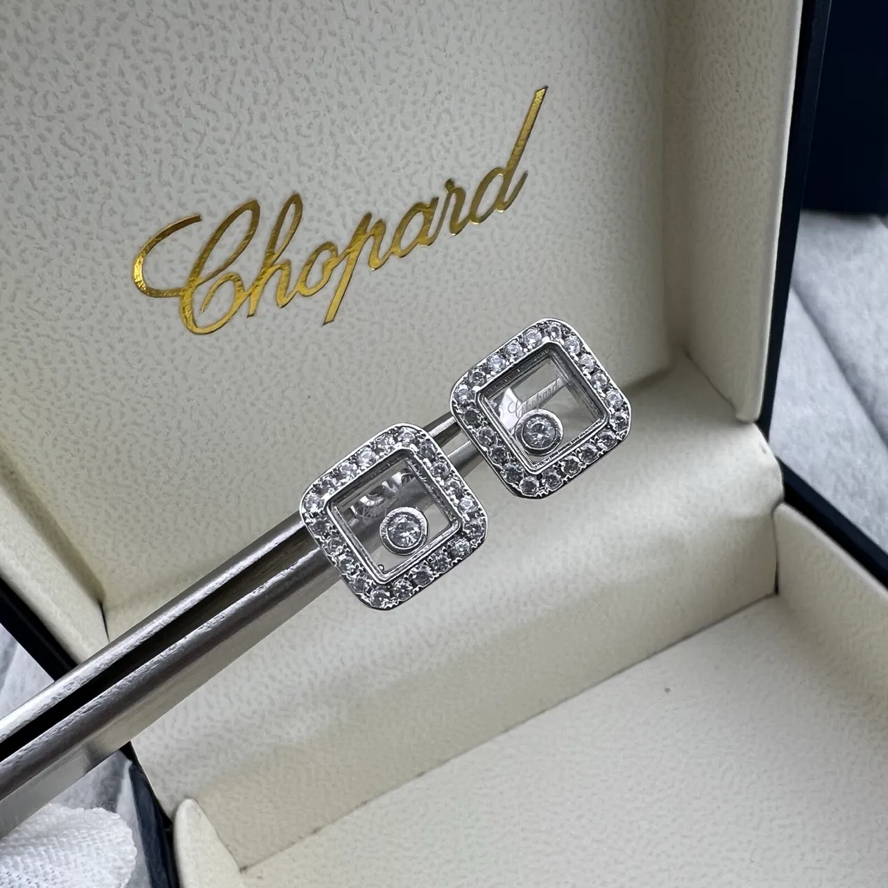Chopard খুশি ডায়মন্ডস বর্গাকার পাভে ডায়মন্ড স্টাড ইয়াররিংস 3