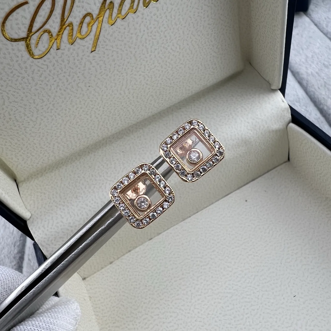 Chopard খুশি ডায়মন্ডস বর্গাকার পাভে ডায়মন্ড স্টাড ইয়াররিংস 4