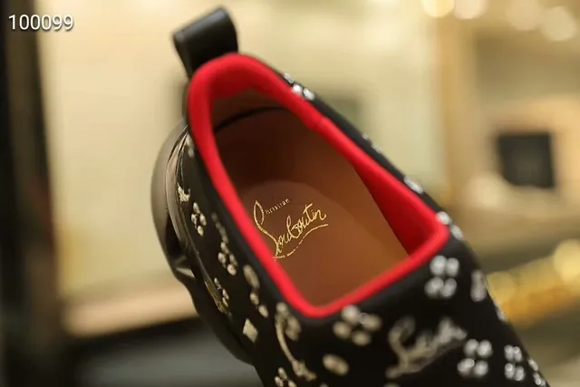 Christian Louboutin أحذية رياضية سوداء وحمراء slip-on مع نمط مطرز كتلي 4