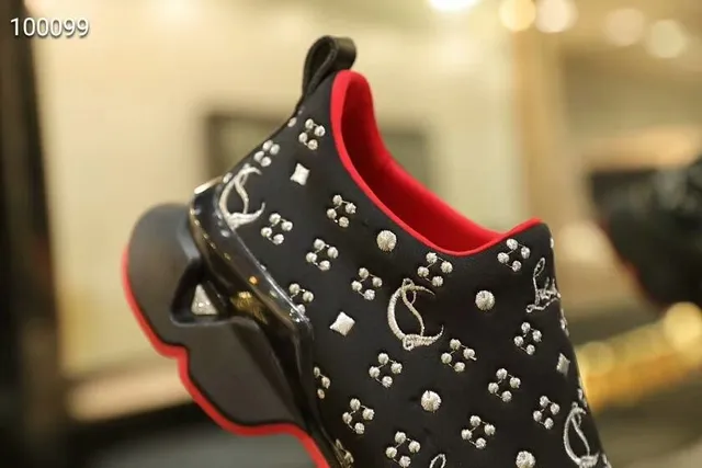 Christian Louboutin أحذية رياضية سوداء وحمراء slip-on مع نمط مطرز كتلي 5