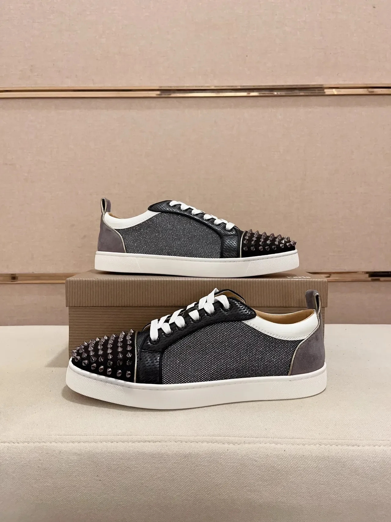 Christian Louboutin Negro Blanco Punta con Spikes Parte Superior de Material Mixto Sneakers Lifestyle 6