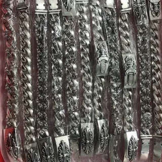 Chrome Hearts क्रॉस मोटिफ सिल्वर टोन हेवी चेन कंगन