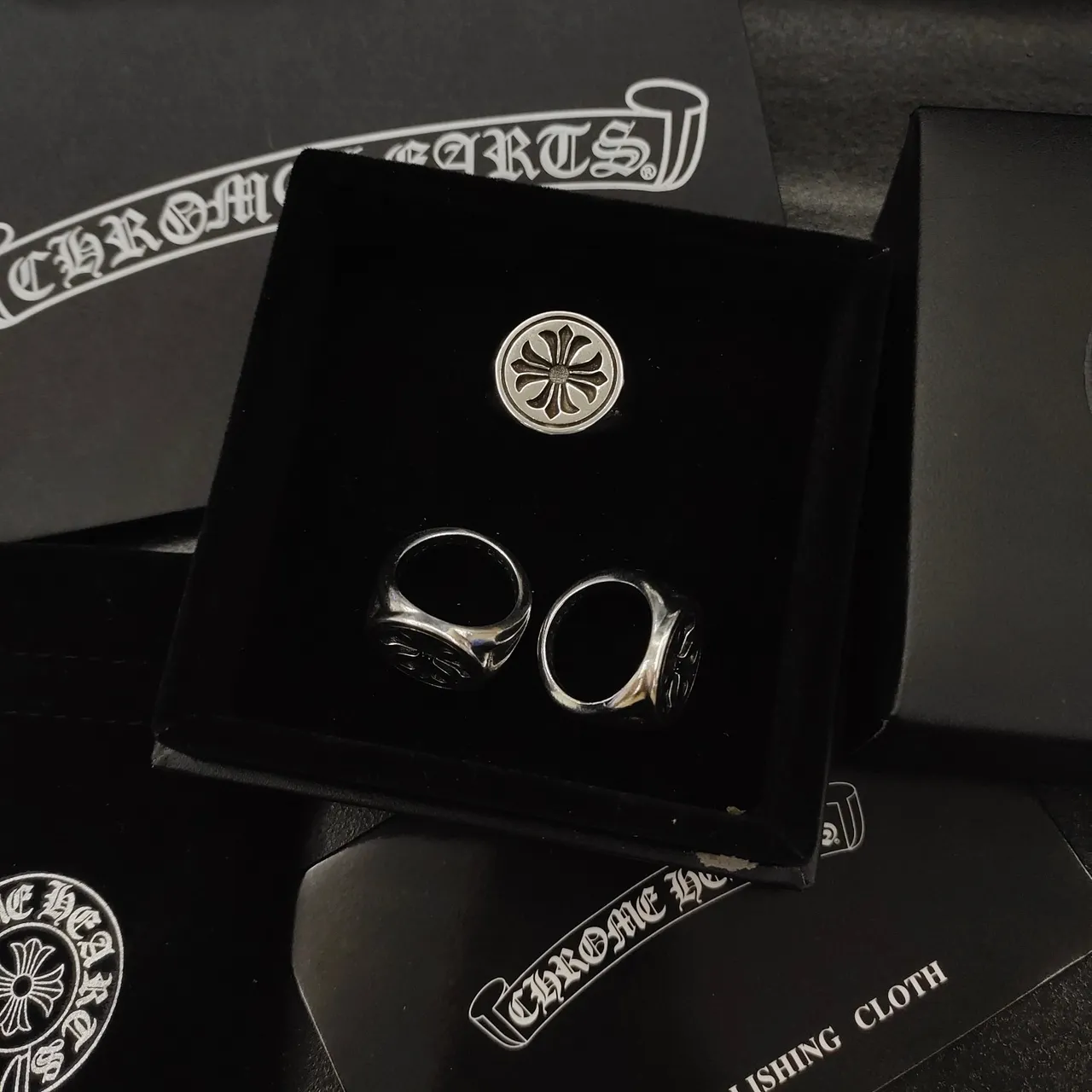 Chrome Hearts फ्लोरल क्रॉस सिग्नेट चांदी काला उकेरा हुआ रिंग 4