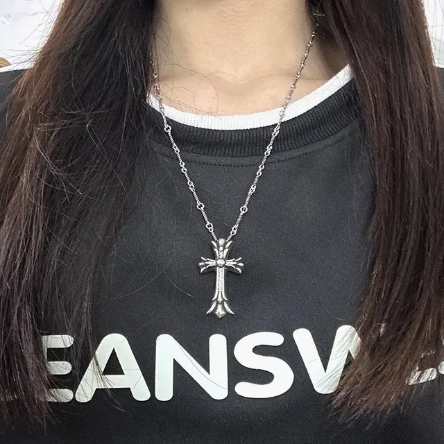 Chrome Hearts सिल्वर ब्लैक ऑर्नेट गोथिक क्रॉस फ्लियर-डे-लिस टर्मिनल्स नेकलेस 2