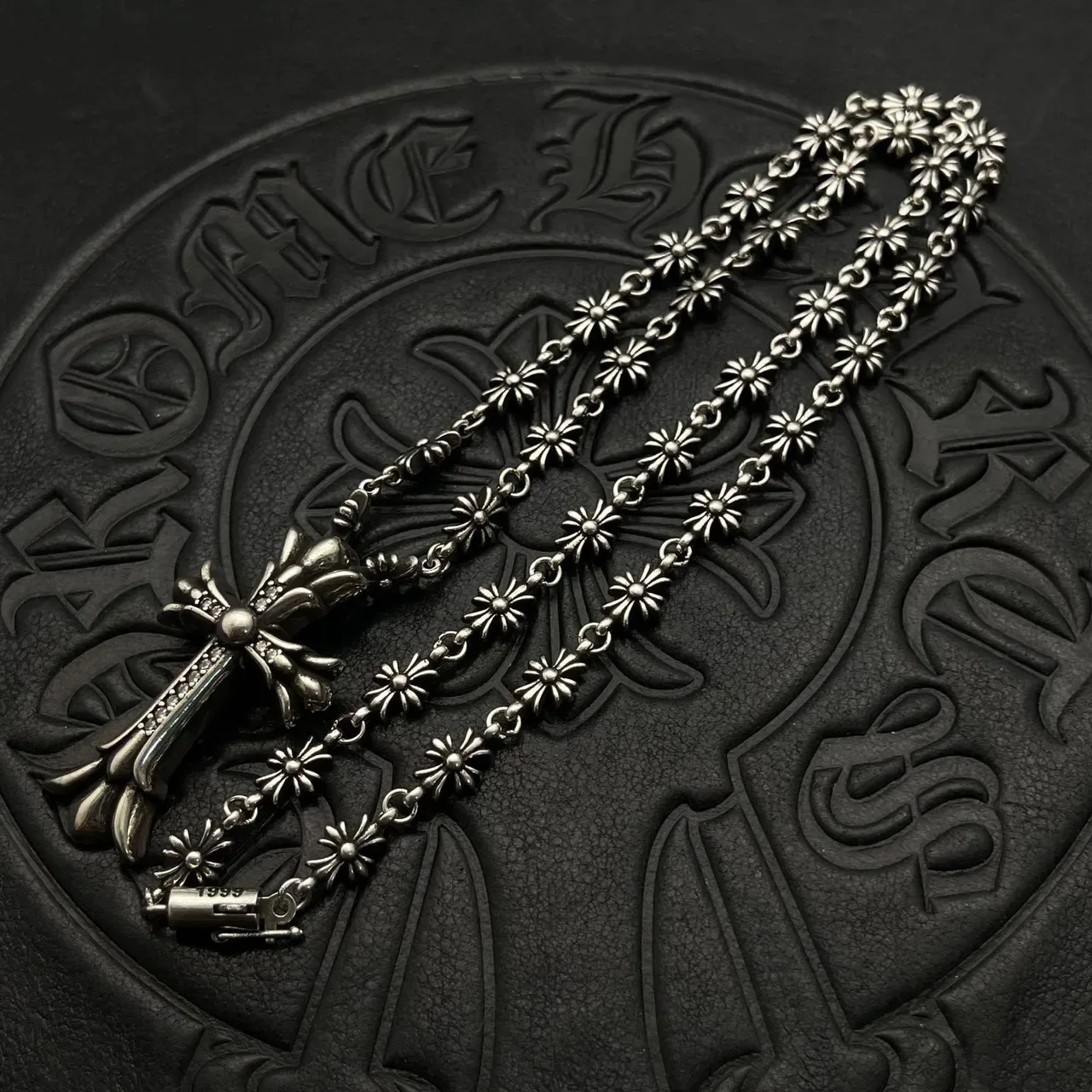 Chrome Hearts सिल्वर ब्लैक ऑर्नेट गोथिक क्रॉस फ्लियर-डे-लिस टर्मिनल्स नेकलेस 3