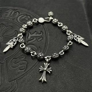 Chrome Hearts चाँदी का बहु चार्म कंगन
