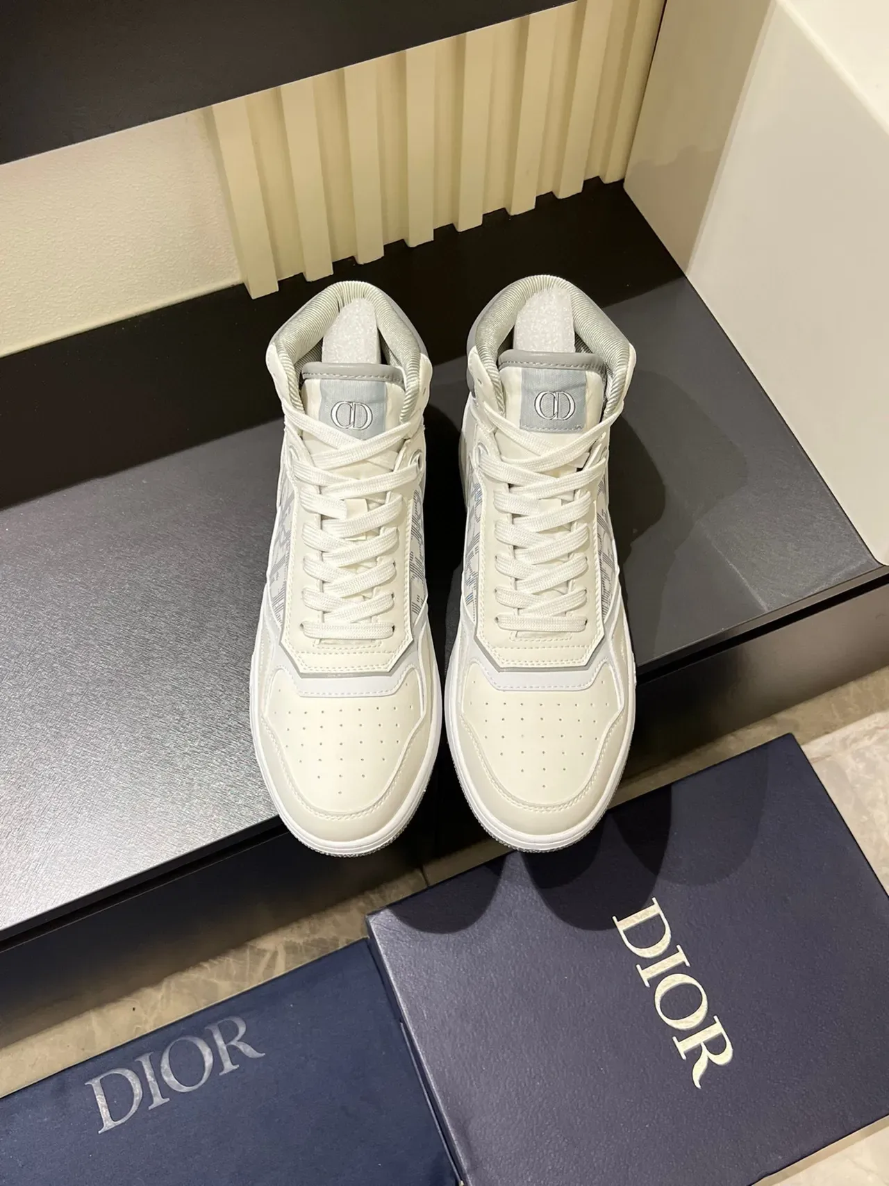 Dior B23 高帮 Off-White 和 Gray 休闲运动鞋 2