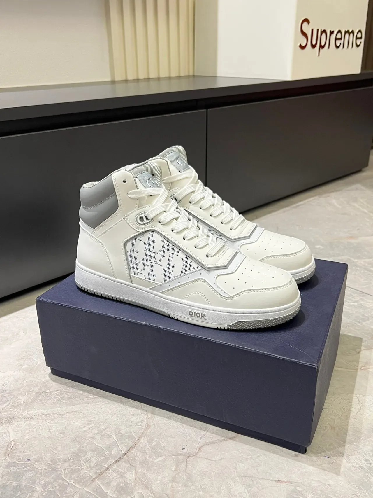 Dior B23 高帮 Off-White 和 Gray 休闲运动鞋 3