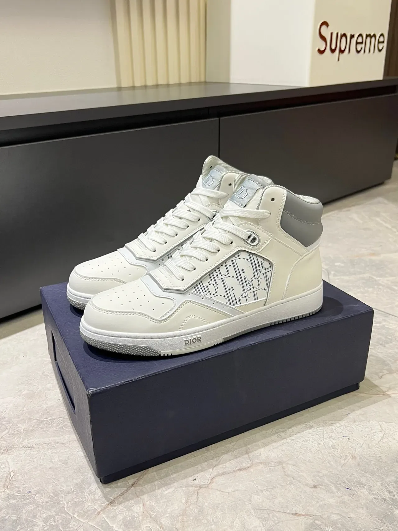 Dior B23 高帮 Off-White 和 Gray 休闲运动鞋 4
