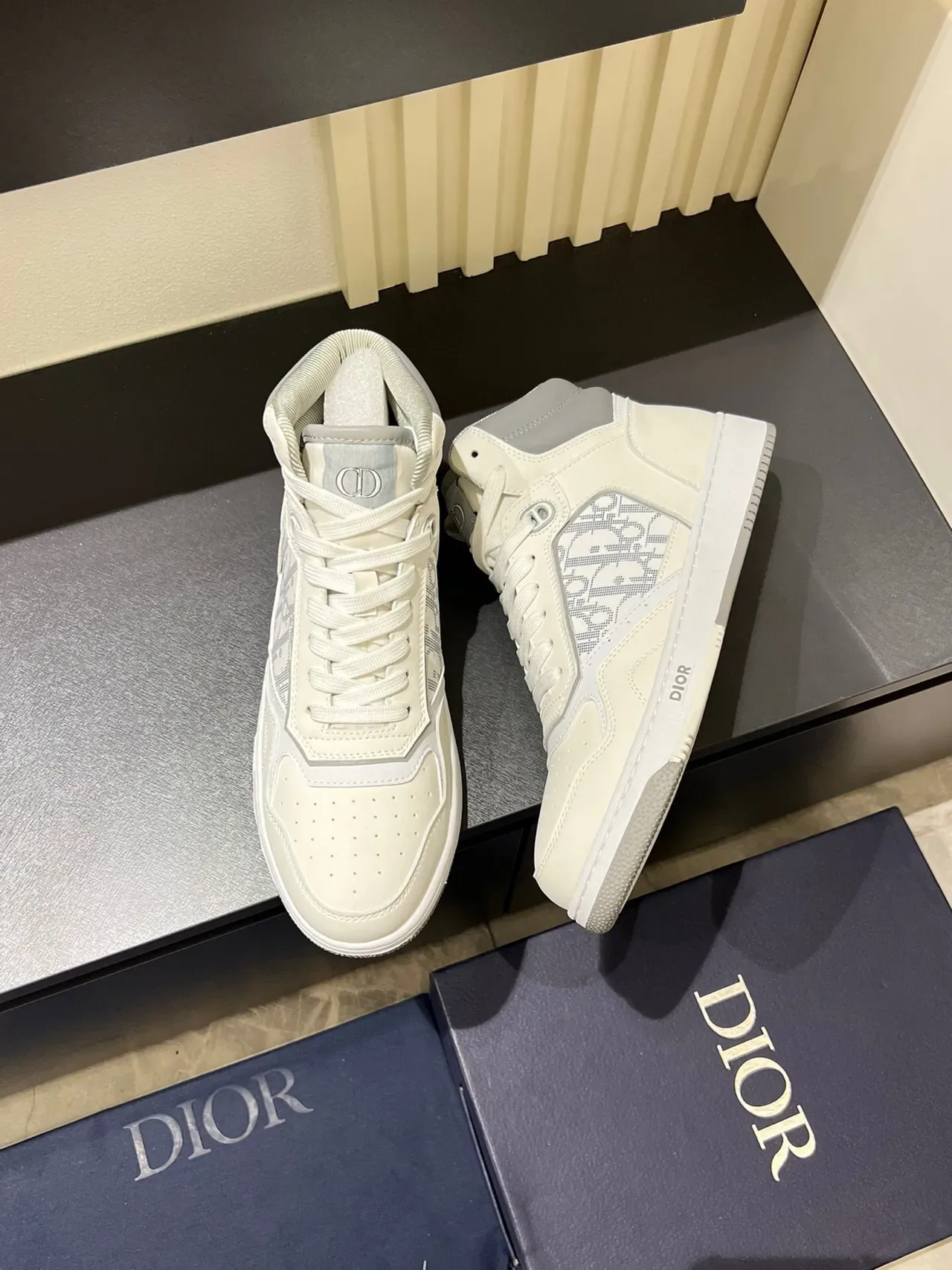 Dior B23 高帮 Off-White 和 Gray 休闲运动鞋 5