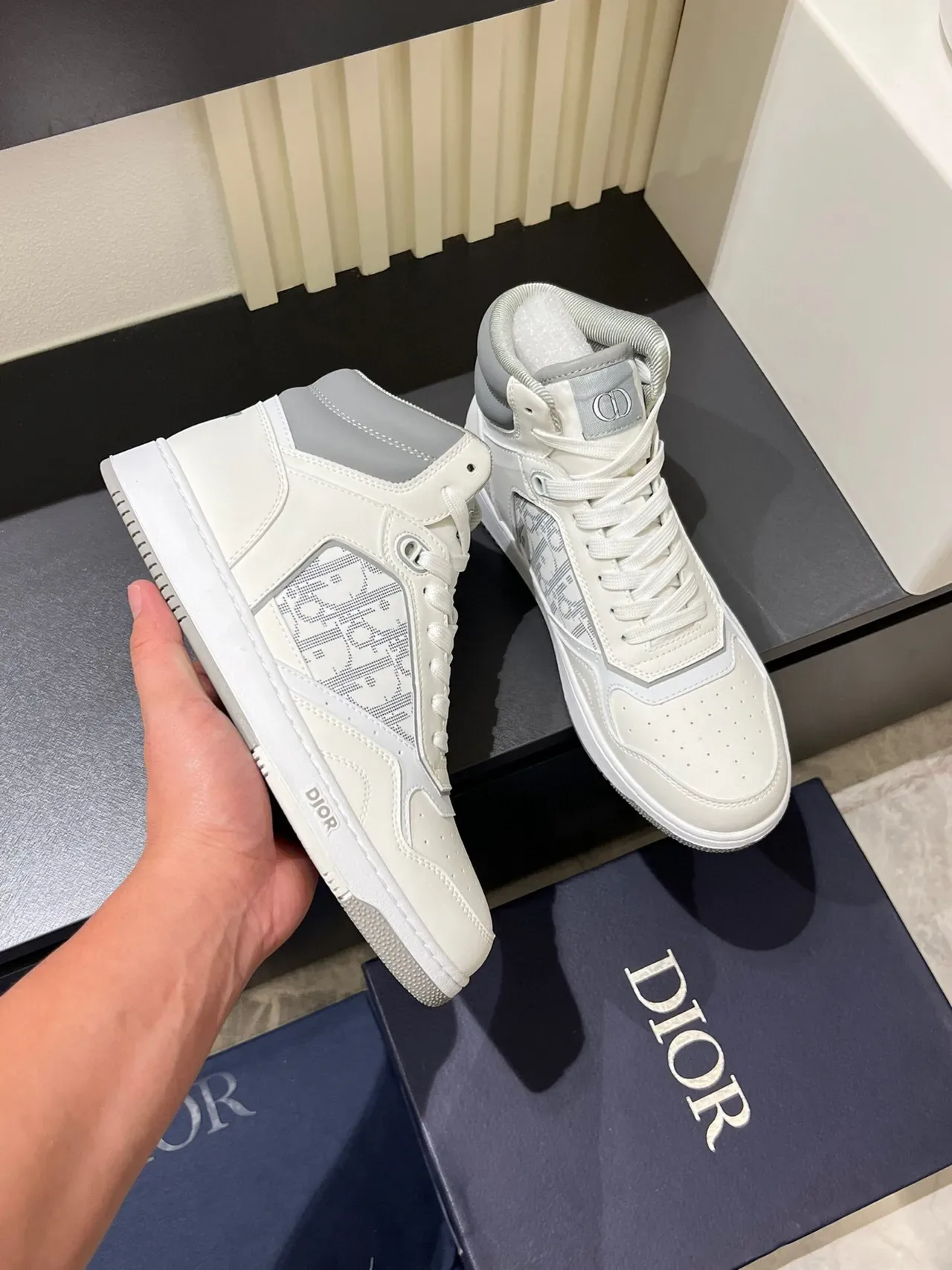 Dior B23 高帮 Off-White 和 Gray 休闲运动鞋 6