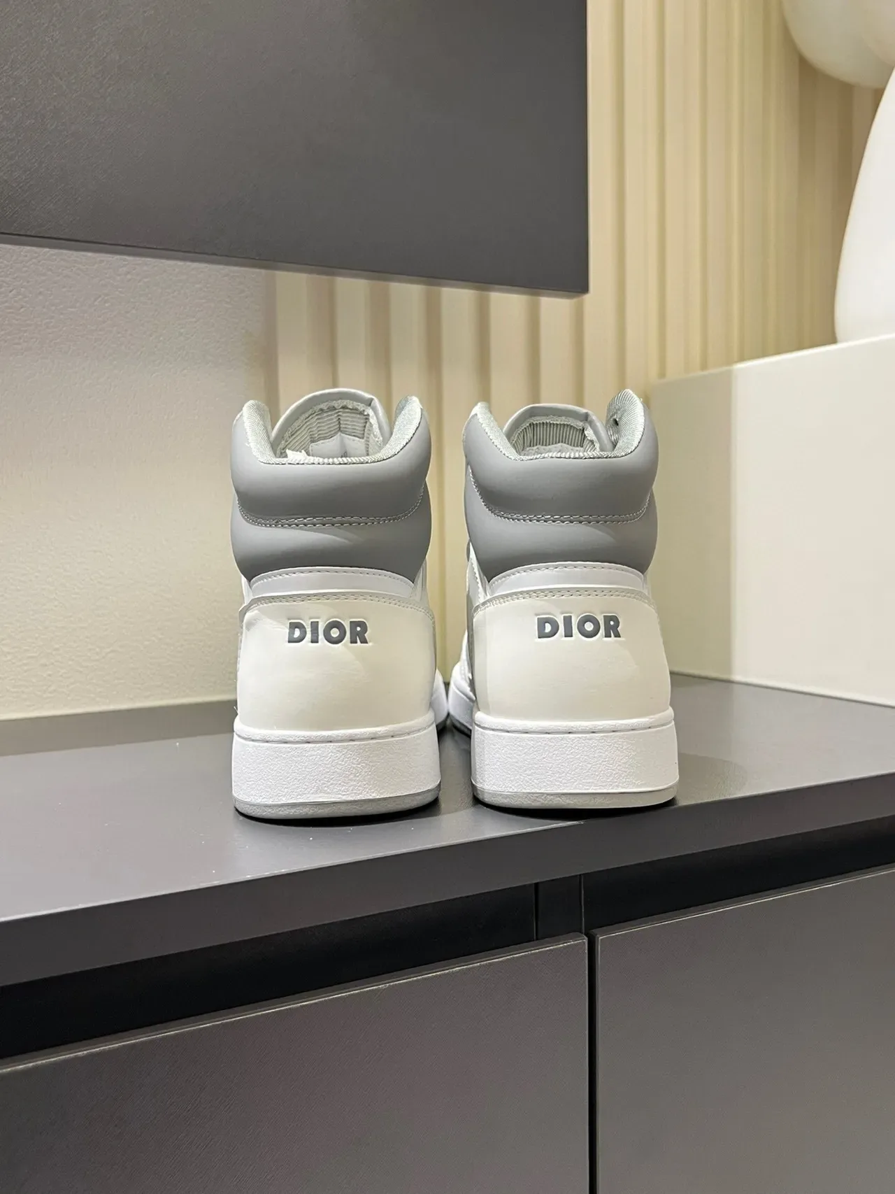 Dior B23 高帮 Off-White 和 Gray 休闲运动鞋 7