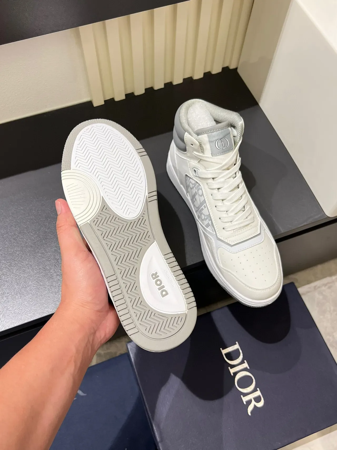 Dior B23 高帮 Off-White 和 Gray 休闲运动鞋 8