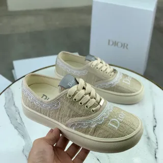 Dior حذاء لايف ستايل بيج أبيض مع علوة نسيج ناعم وتطريز دانتيل