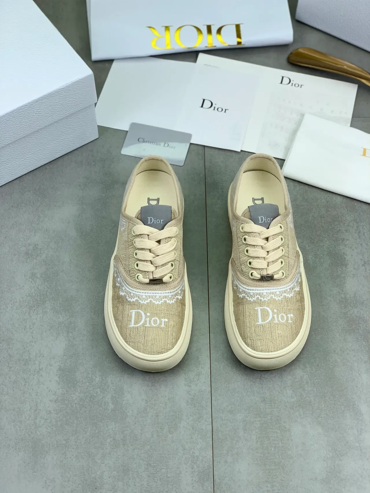 Dior Zapatillas Lifestyle Bege e Branco, Parte Superior Texturizada Tecida, Borda de Renda Bordada 4