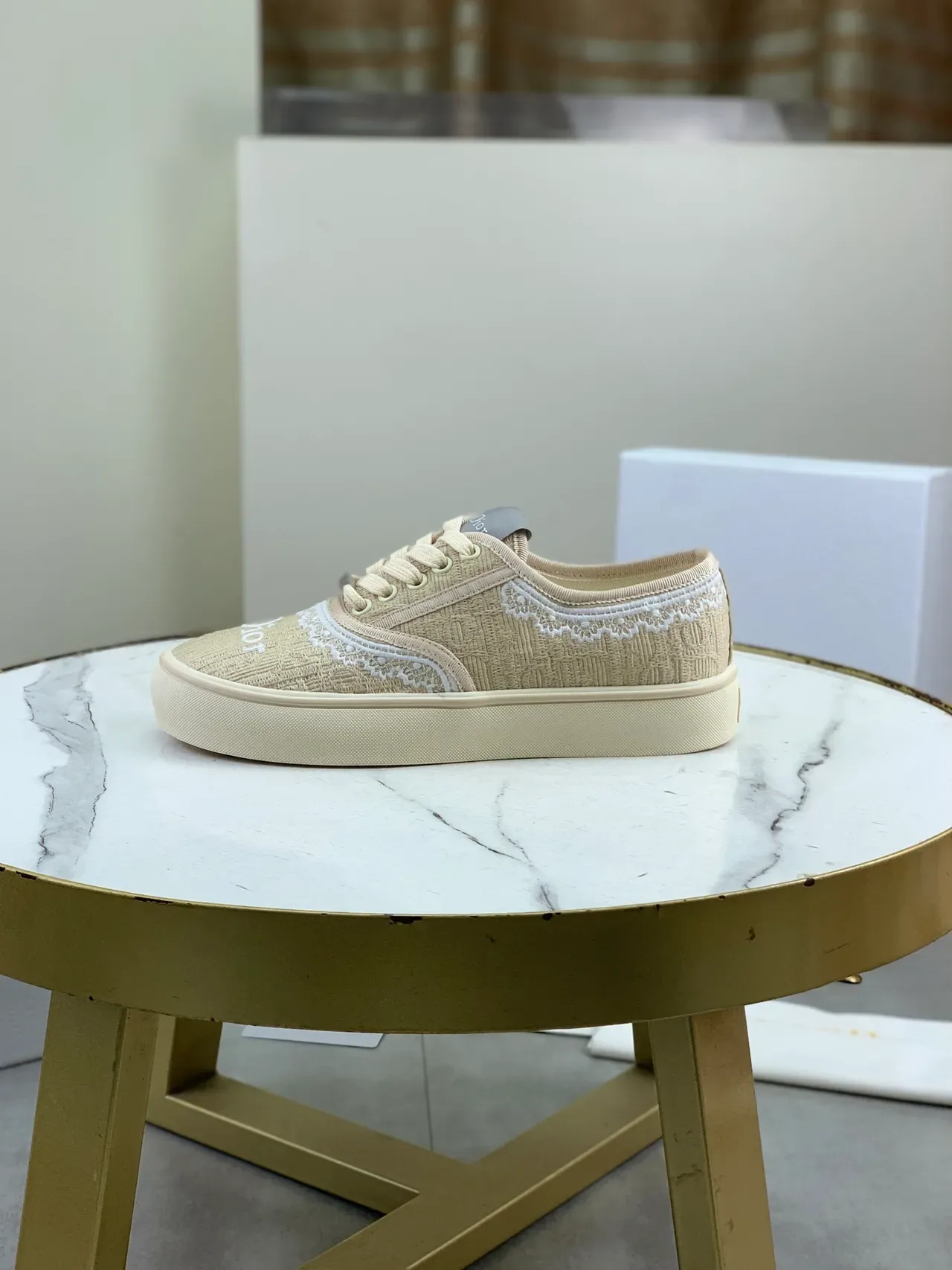 Dior Zapatillas Lifestyle Bege e Branco, Parte Superior Texturizada Tecida, Borda de Renda Bordada 5