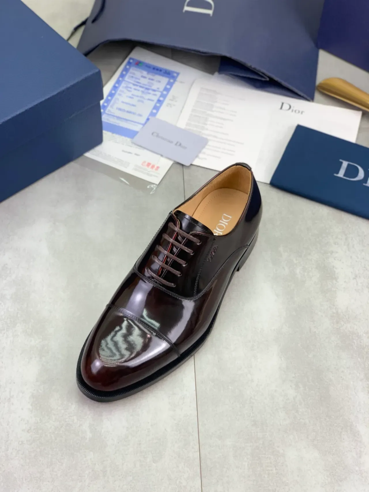 Dior बर्गंडी ब्लैक हाई शाइन पेटेंट लेदर कैप टू ऑक्सफोर्ड जूते 4