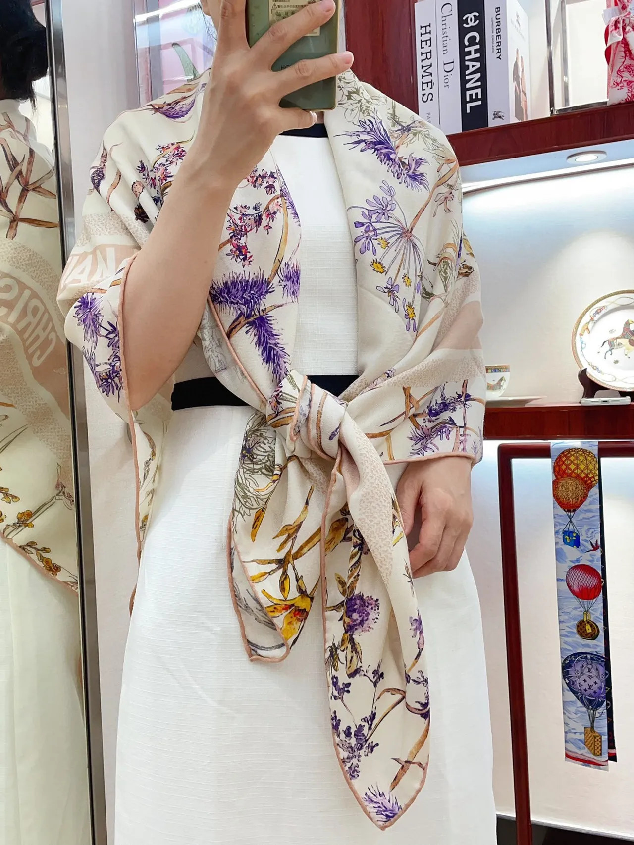 Dior estampado floral y de insectos bufanda de seda crema 2