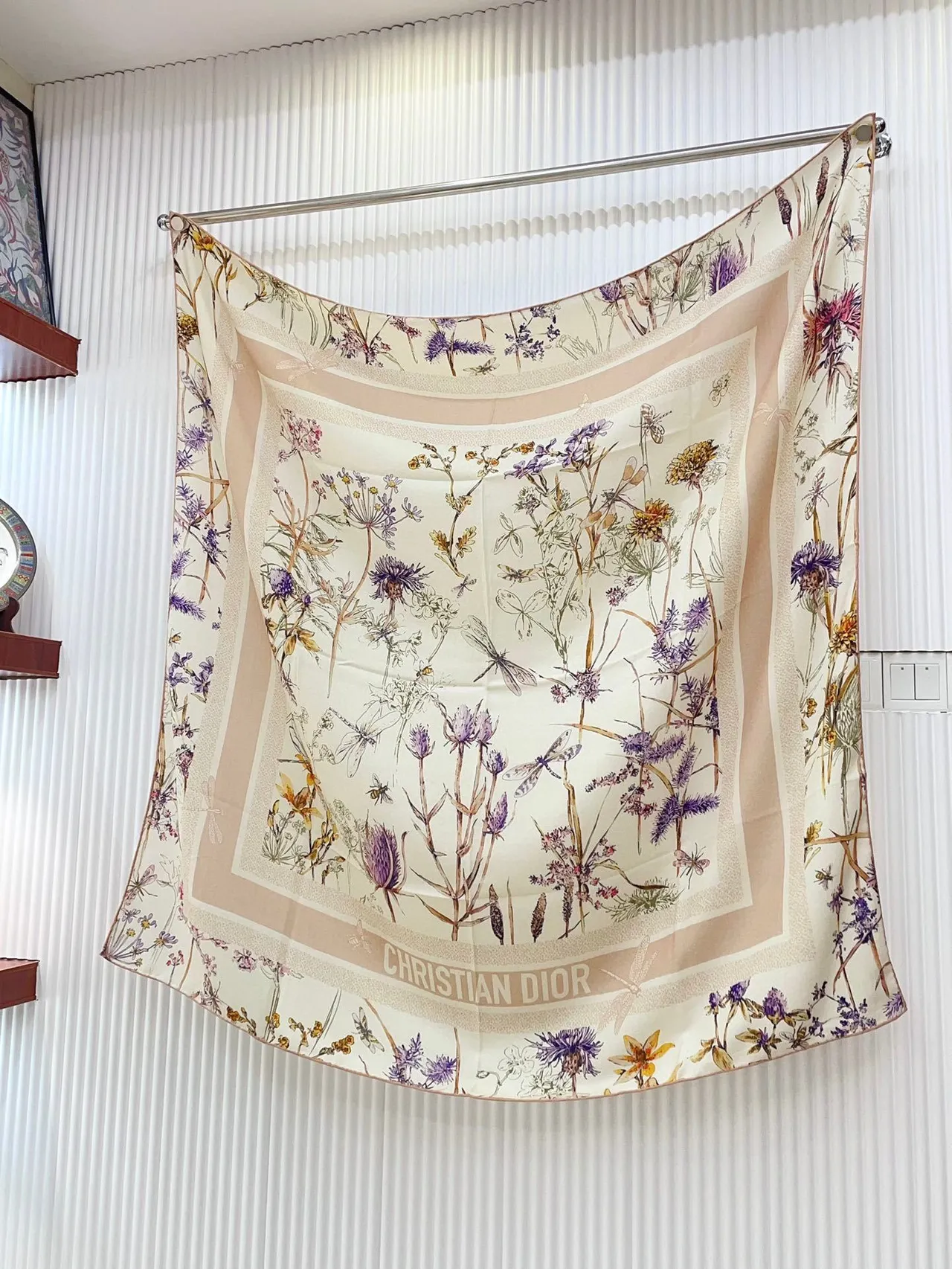 Dior estampado floral y de insectos bufanda de seda crema 4