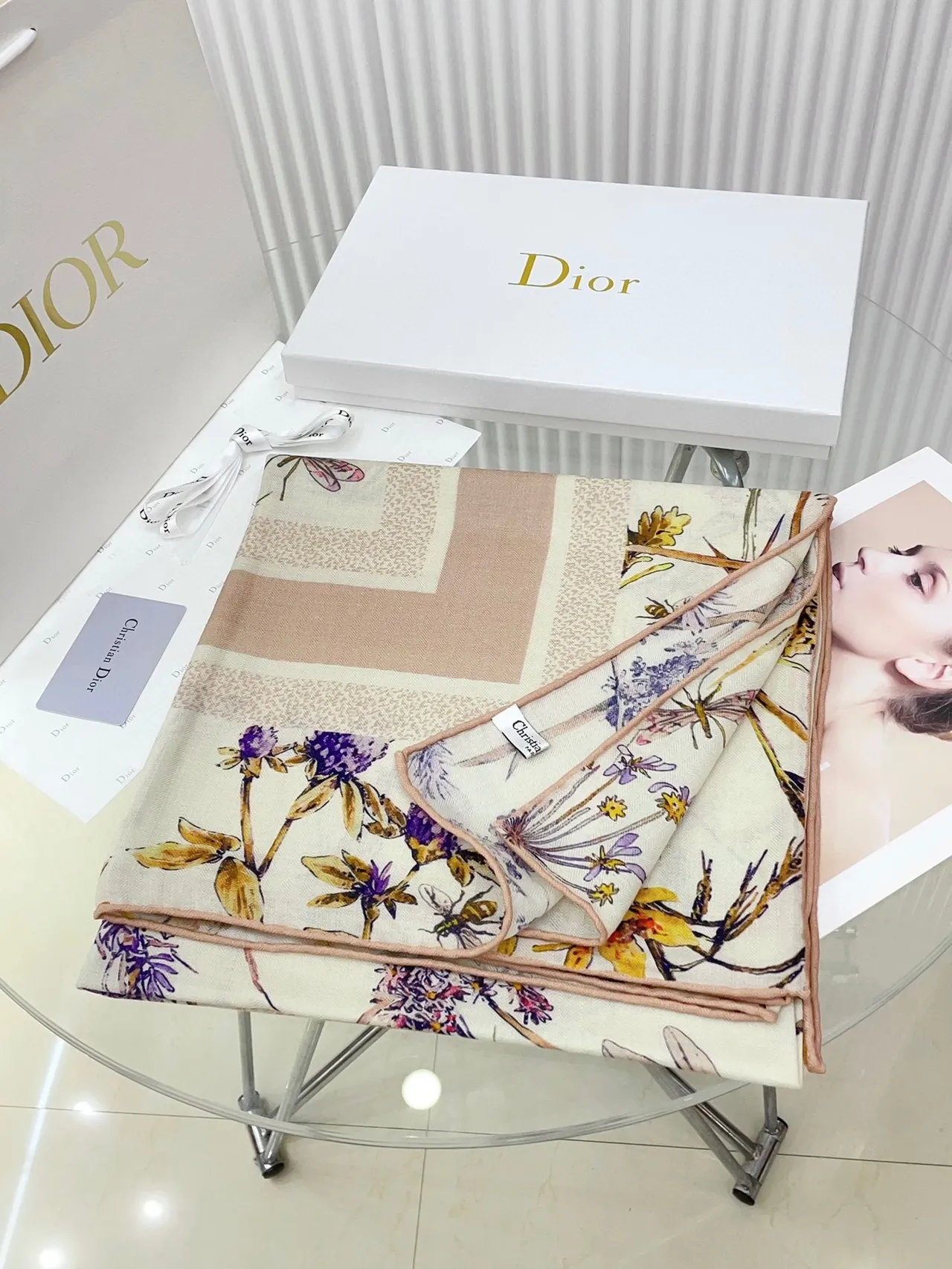 Dior estampado floral y de insectos bufanda de seda crema 5
