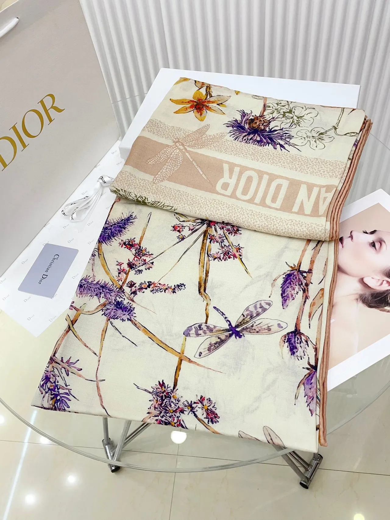 Dior estampado floral y de insectos bufanda de seda crema 6