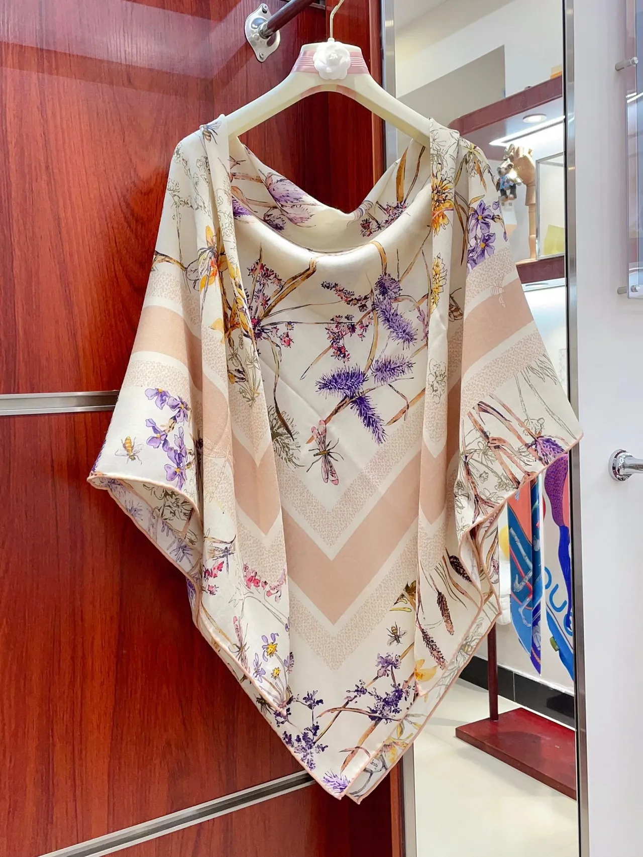 Dior estampado floral y de insectos bufanda de seda crema 7