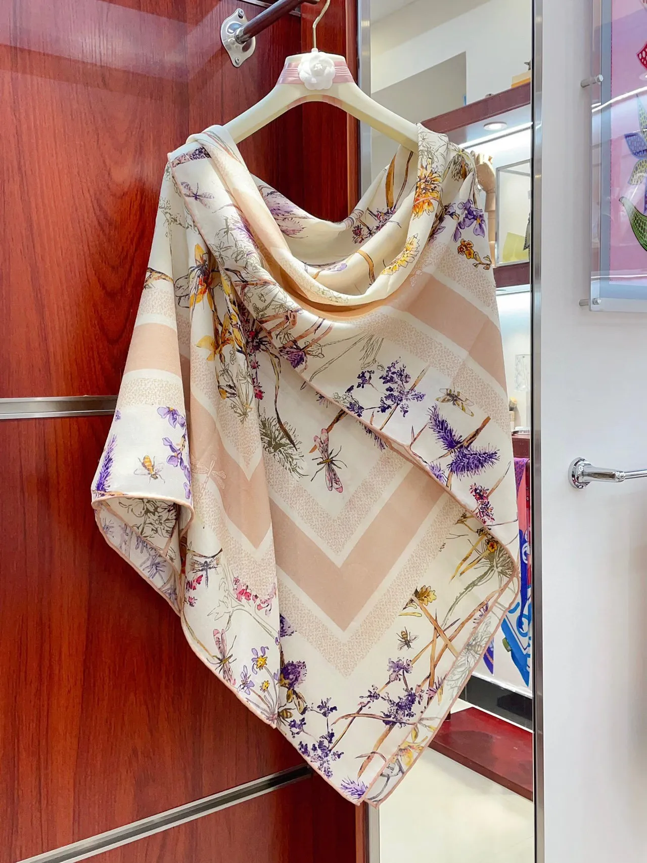 Dior estampado floral y de insectos bufanda de seda crema 8
