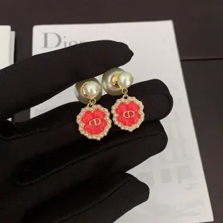 Dior أقراط إيناميل أحمر مزين بلؤلؤ و زهور