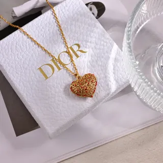 Dior collar con colgante de corazón de filigrana dorada y roja
