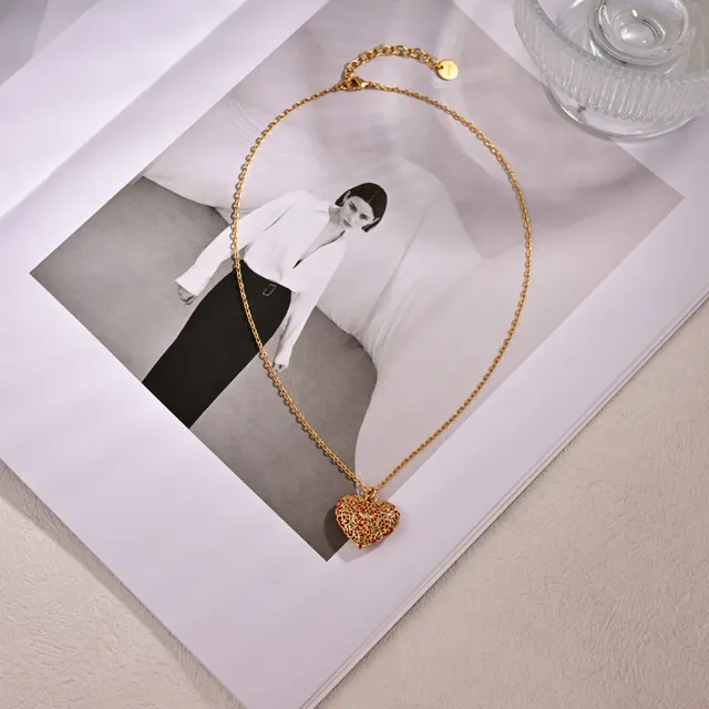 Dior collar con colgante de corazón de filigrana dorada y roja 2
