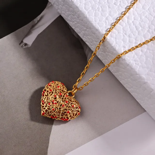 Dior collar con colgante de corazón de filigrana dorada y roja 3