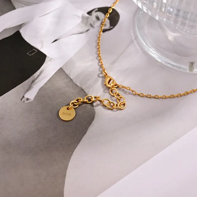 Dior collar con colgante de corazón de filigrana dorada y roja 4