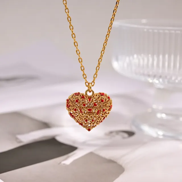 Dior collar con colgante de corazón de filigrana dorada y roja 5