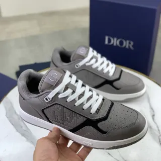 Dior ग्रे और व्हाइट लो-टॉप एम्बॉस्ड मोनोग्राम लाइफस्टाइल स्नीकर
