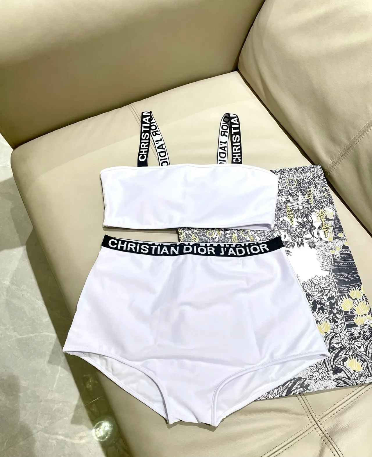 Dior J'adore সাদা Bandeau টপ এবং হাই ওয়েস্টেড ব্রিফস সুইমওয়্যার 2